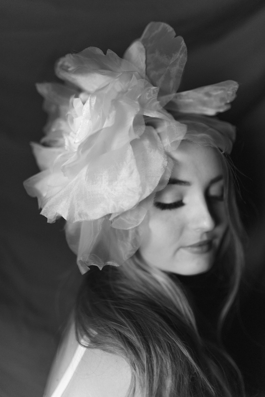 bride la boheme oversized floral headpiece film_0003