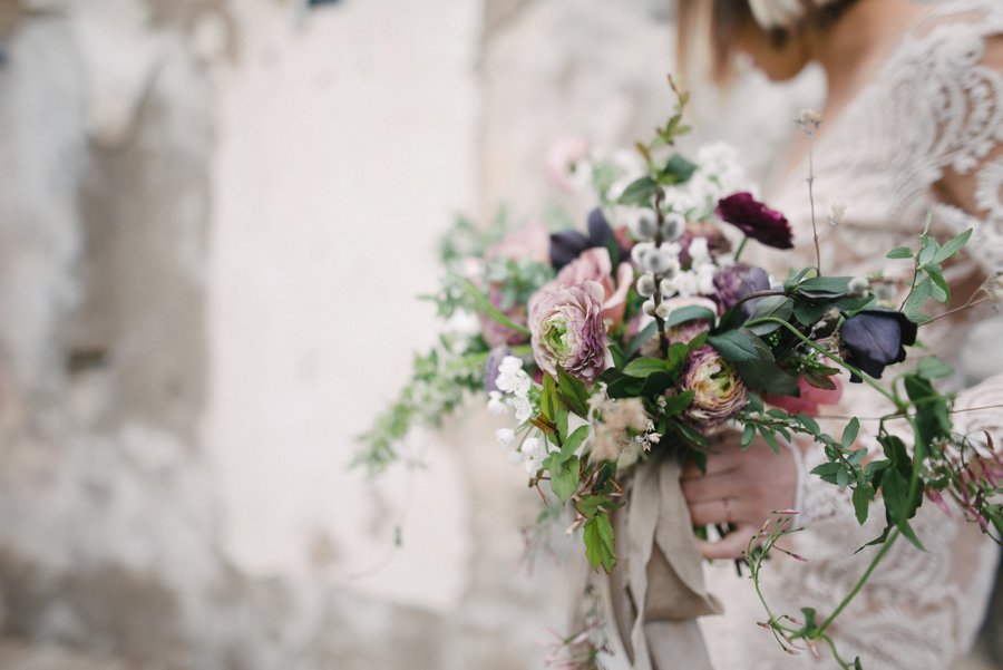 textured-walls-distressed-wedding-venue-minimal-wedding-cake_0004