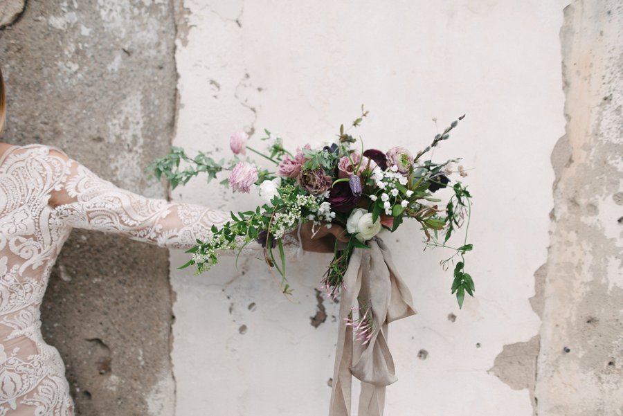 textured-walls-distressed-wedding-venue-minimal-wedding-cake_0008