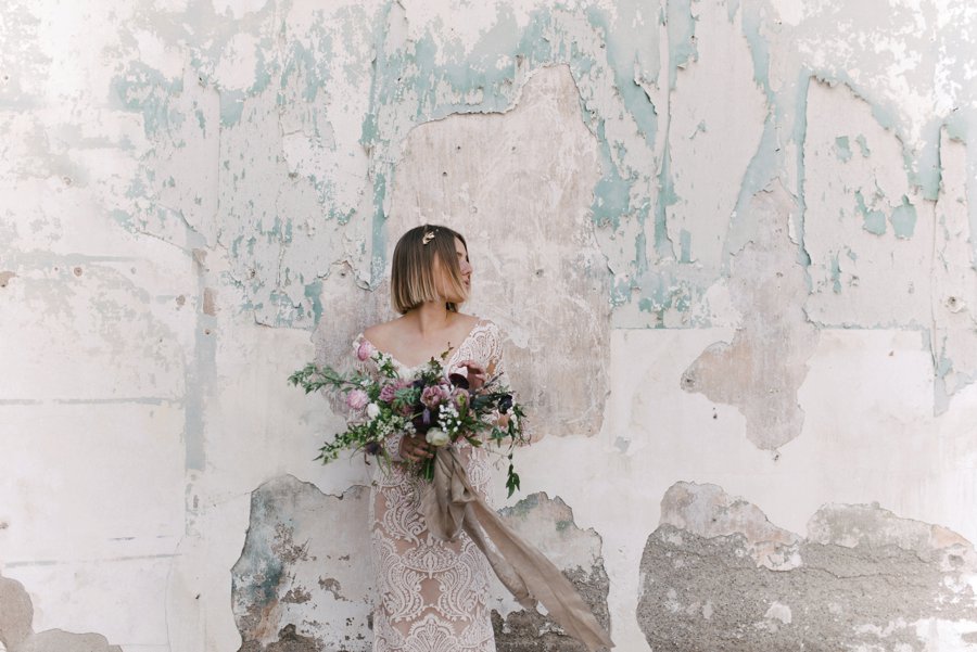 textured-walls-distressed-wedding-venue-minimal-wedding-cake_0016