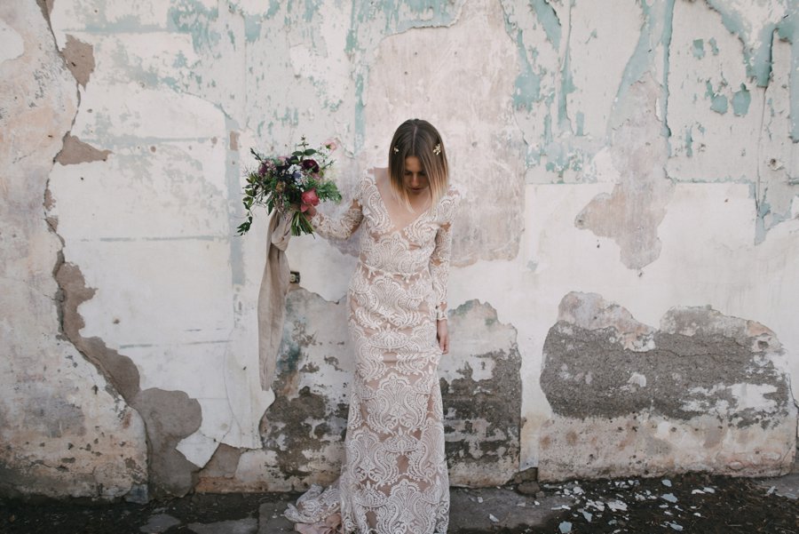 textured-walls-distressed-wedding-venue-minimal-wedding-cake_0019