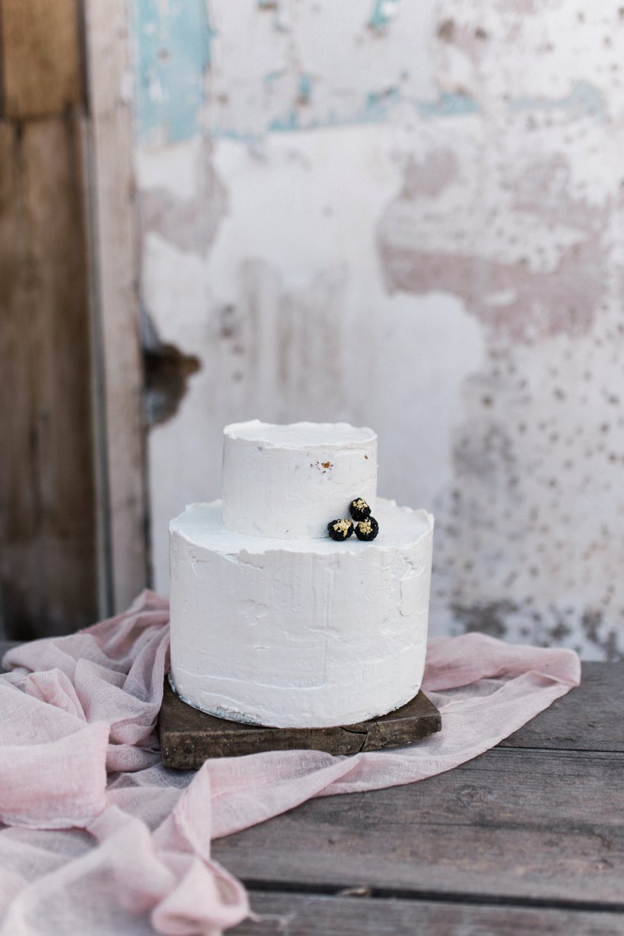 textured-walls-distressed-wedding-venue-minimal-wedding-cake_0023