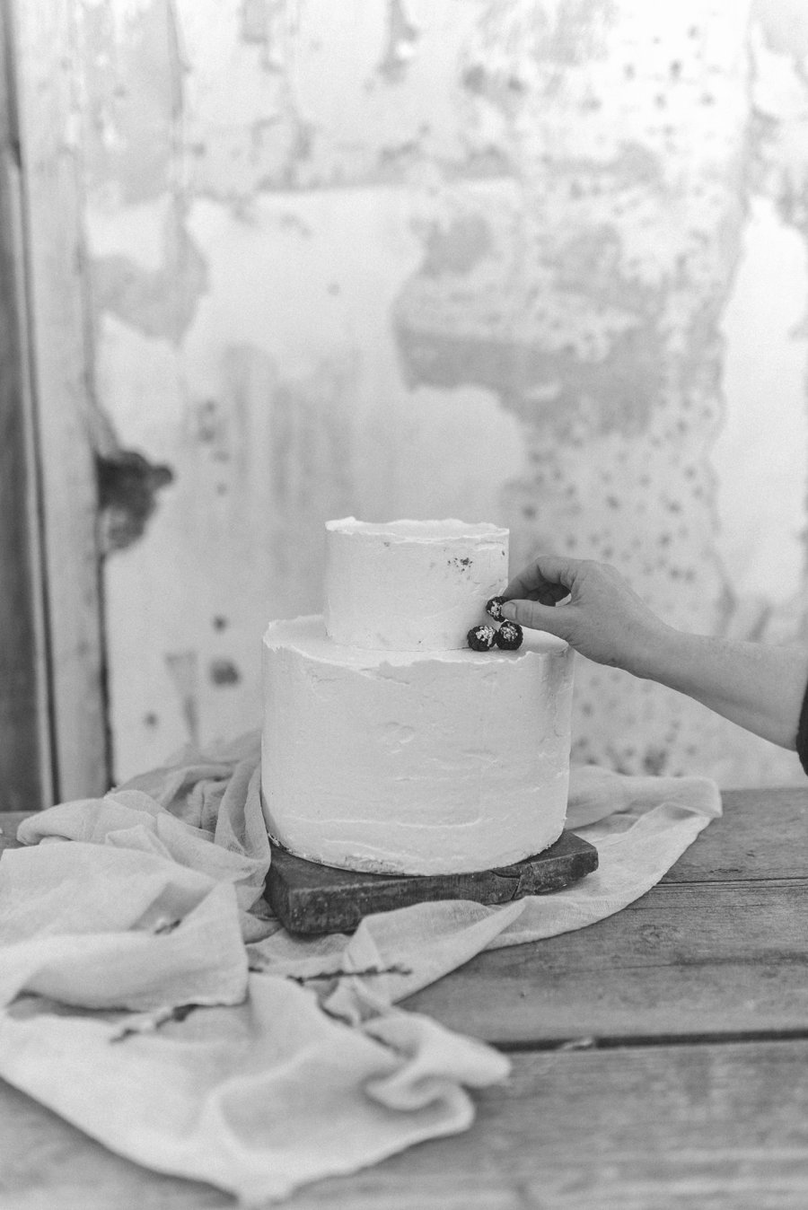 textured-walls-distressed-wedding-venue-minimal-wedding-cake_0024