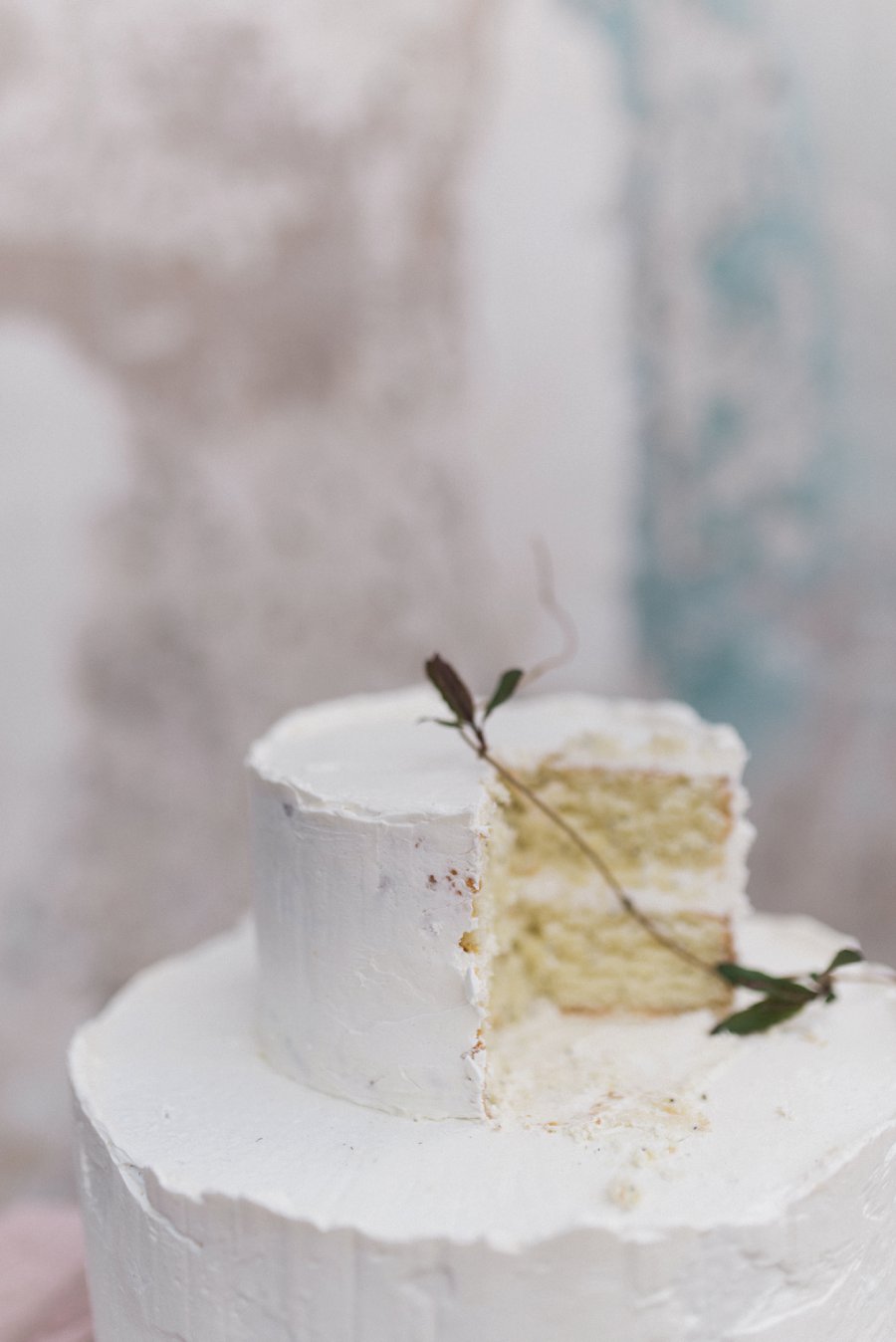 textured-walls-distressed-wedding-venue-minimal-wedding-cake_0027