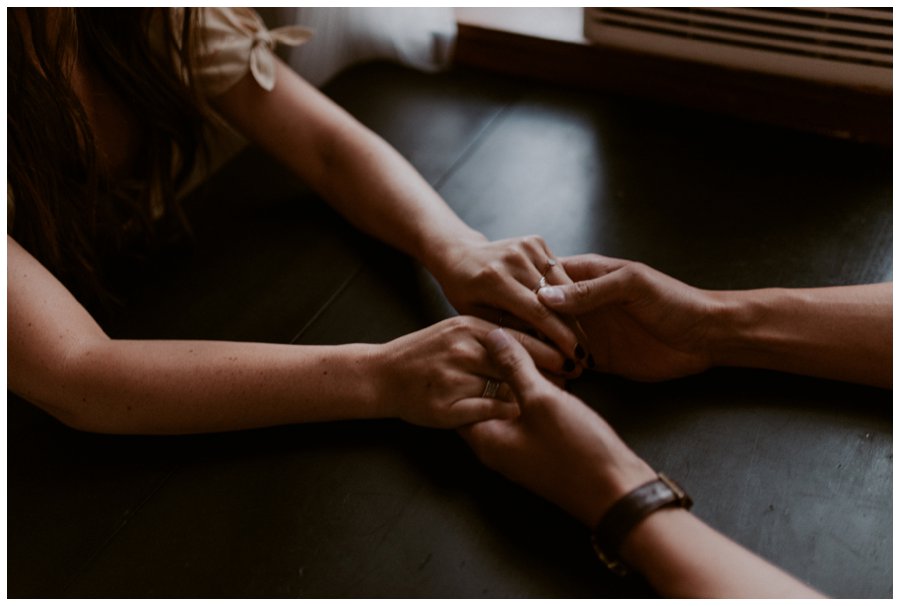 cozy-in-home-session-white-bed-brown-tones-indie-couple_0002