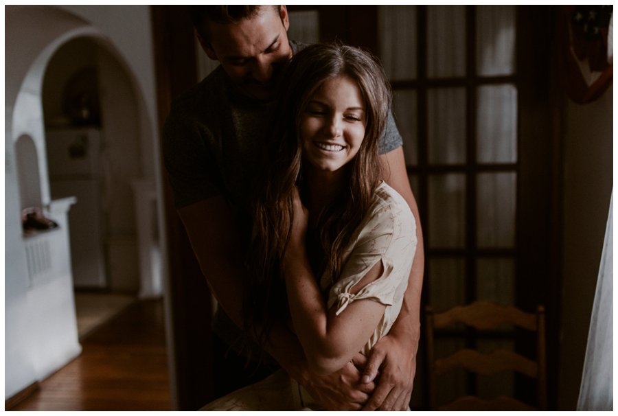 cozy-in-home-session-white-bed-brown-tones-indie-couple_0003