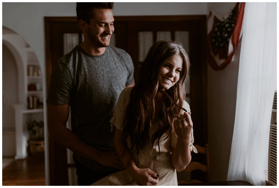 cozy-in-home-session-white-bed-brown-tones-indie-couple_0004