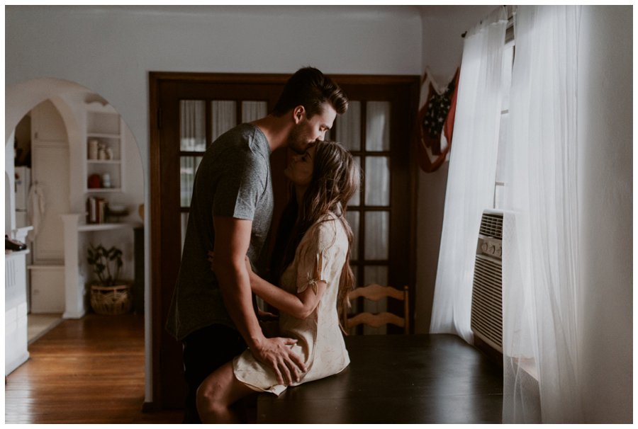 cozy-in-home-session-white-bed-brown-tones-indie-couple_0005