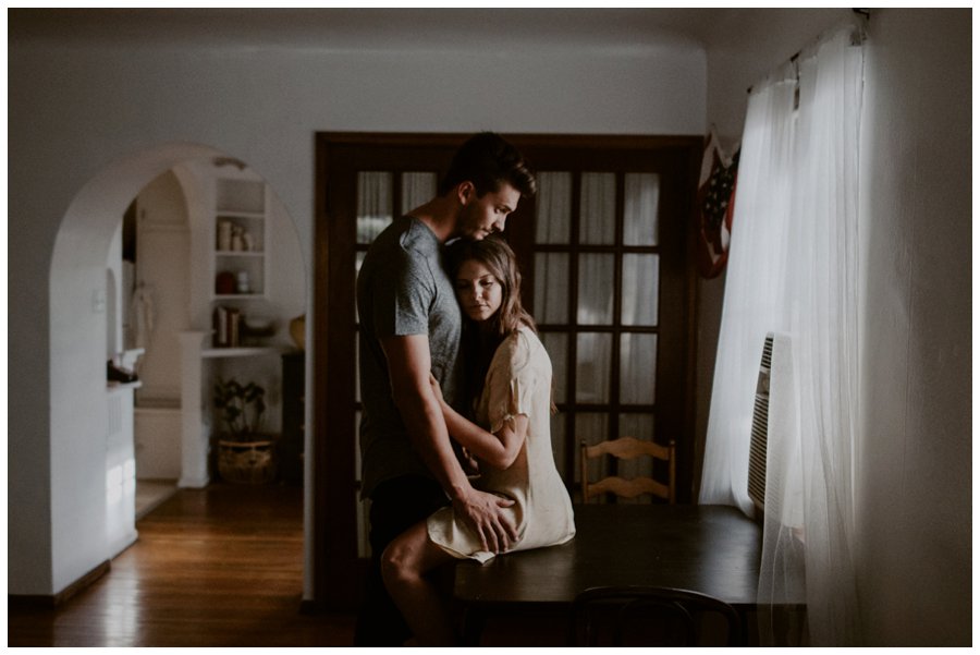 cozy-in-home-session-white-bed-brown-tones-indie-couple_0006