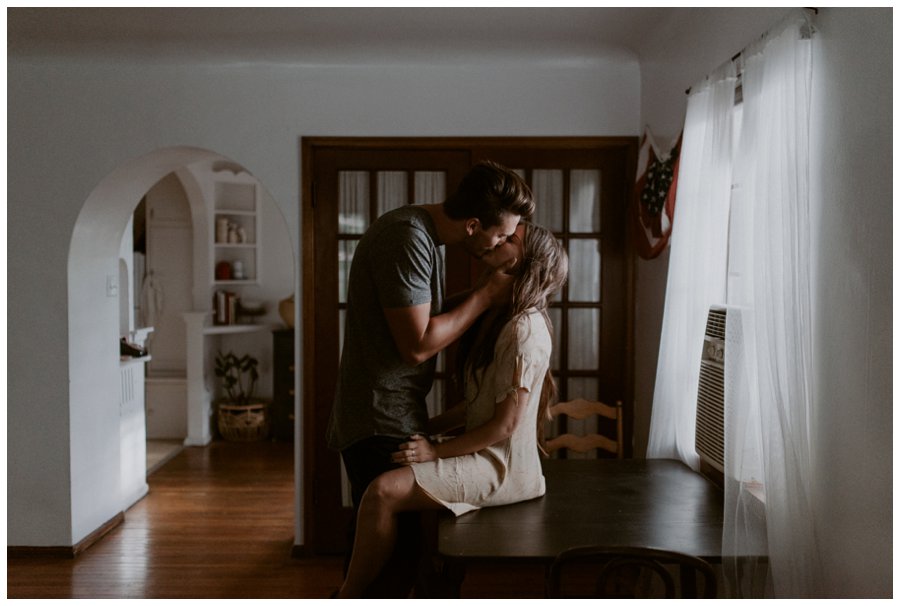 cozy-in-home-session-white-bed-brown-tones-indie-couple_0007