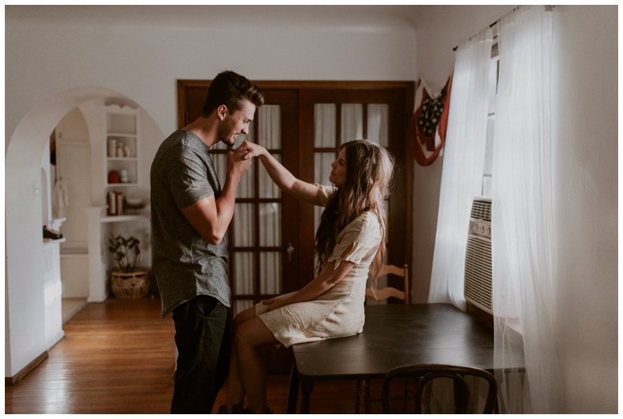 cozy-in-home-session-white-bed-brown-tones-indie-couple_0008