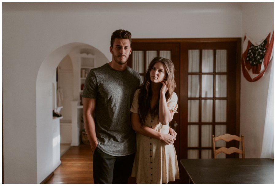 cozy-in-home-session-white-bed-brown-tones-indie-couple_0009