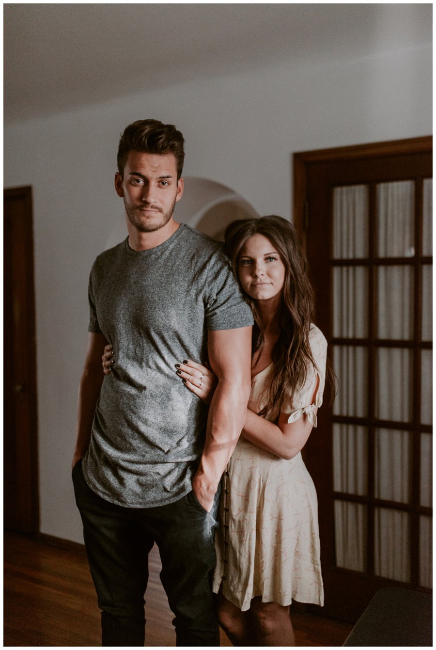 cozy-in-home-session-white-bed-brown-tones-indie-couple_0010