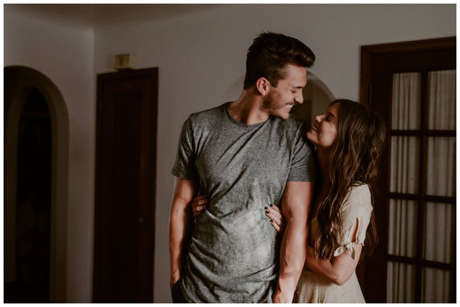 cozy-in-home-session-white-bed-brown-tones-indie-couple_0011