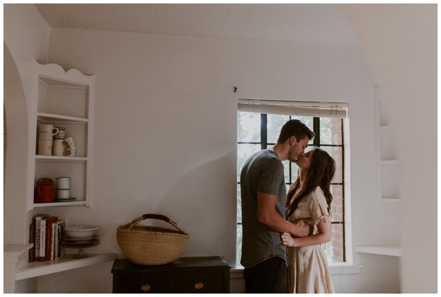 cozy-in-home-session-white-bed-brown-tones-indie-couple_0012