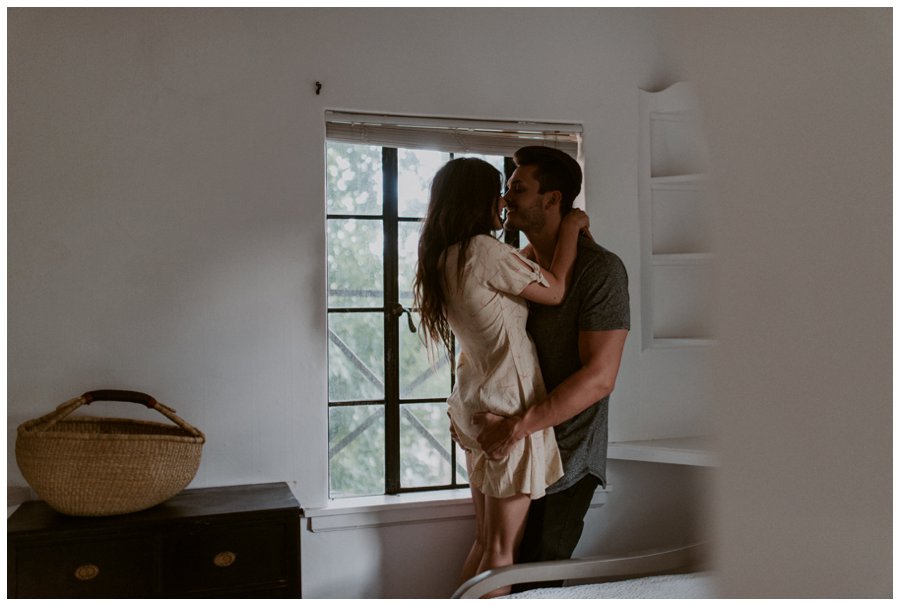 cozy-in-home-session-white-bed-brown-tones-indie-couple_0013