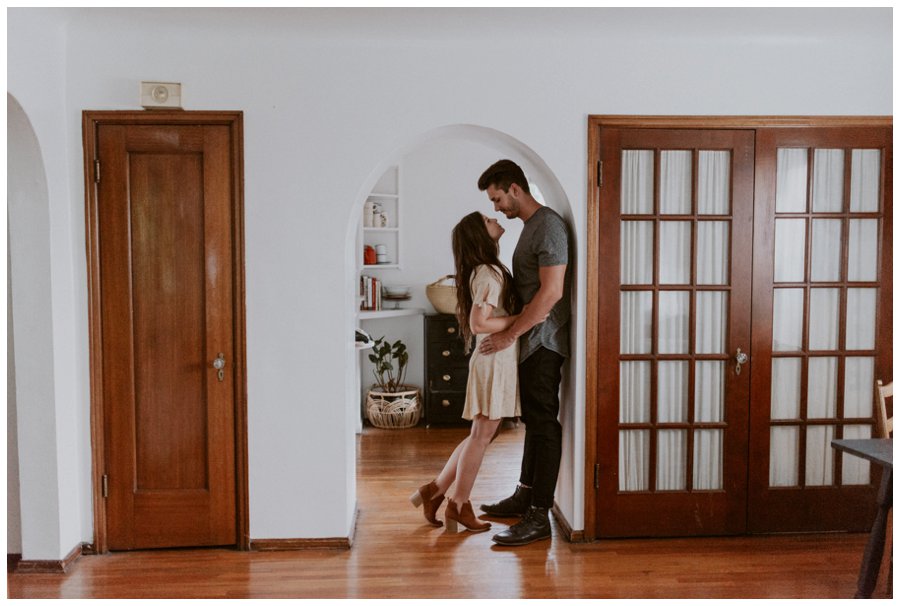 cozy-in-home-session-white-bed-brown-tones-indie-couple_0014