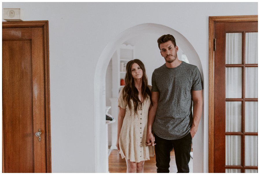 cozy-in-home-session-white-bed-brown-tones-indie-couple_0015