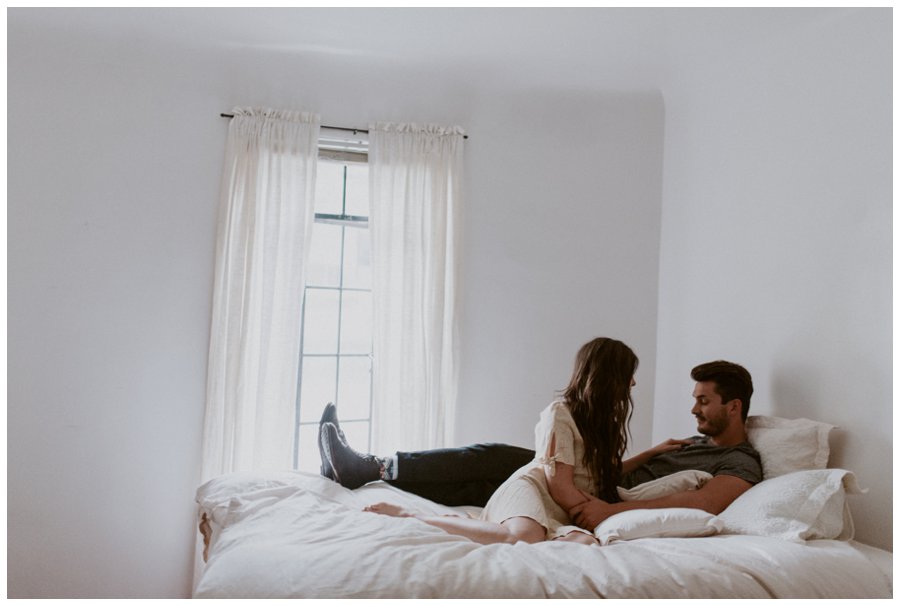 cozy-in-home-session-white-bed-brown-tones-indie-couple_0016