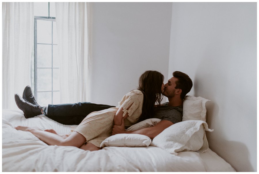 cozy-in-home-session-white-bed-brown-tones-indie-couple_0017