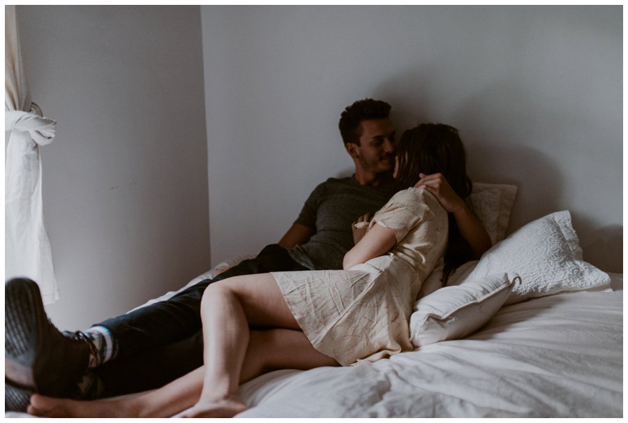 cozy-in-home-session-white-bed-brown-tones-indie-couple_0018