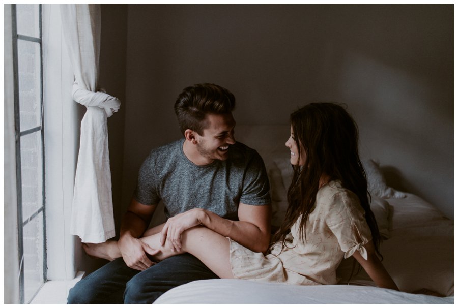 cozy-in-home-session-white-bed-brown-tones-indie-couple_0019