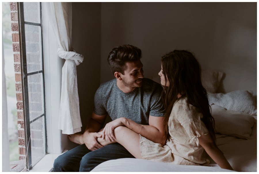 cozy-in-home-session-white-bed-brown-tones-indie-couple_0020