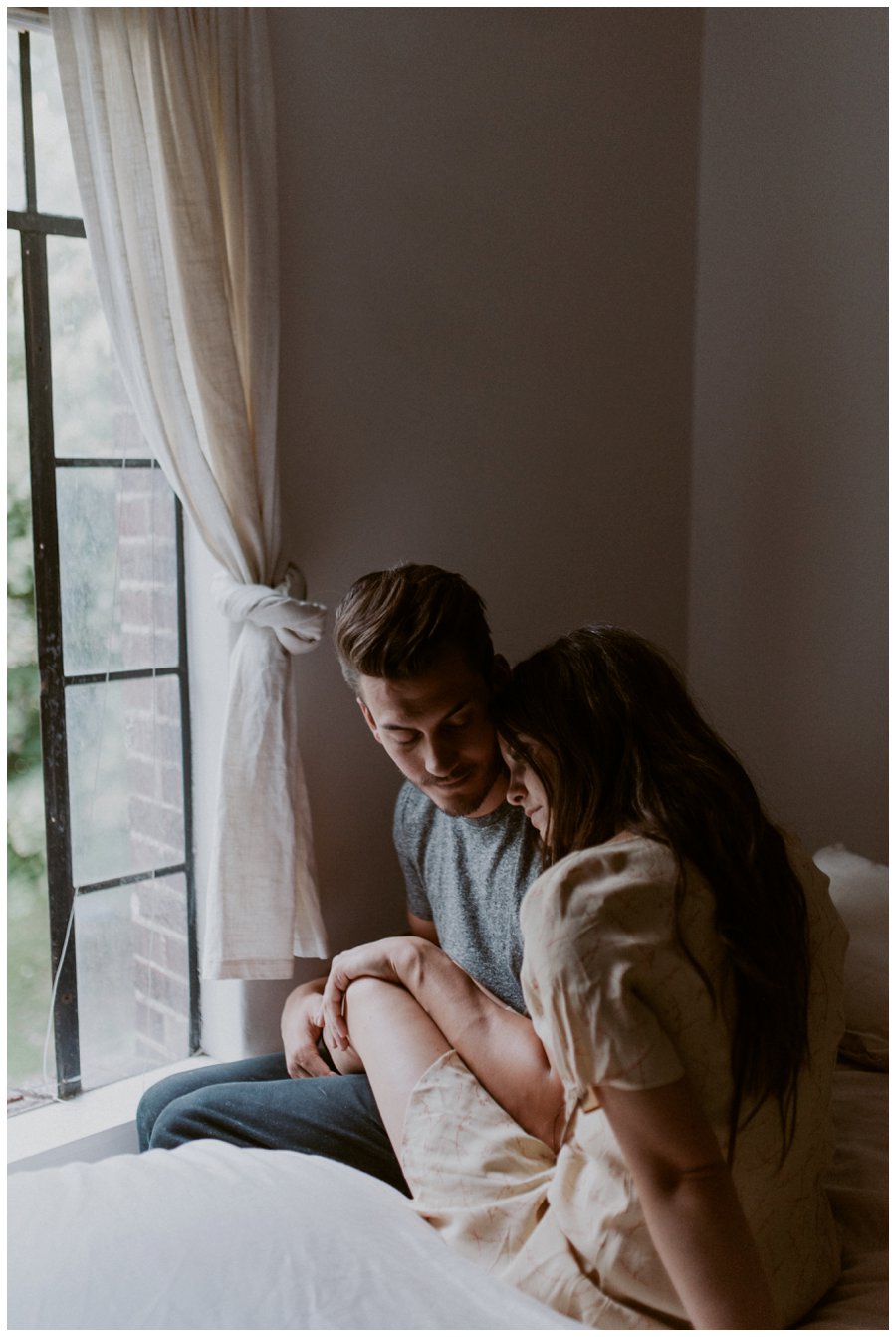 cozy-in-home-session-white-bed-brown-tones-indie-couple_0021