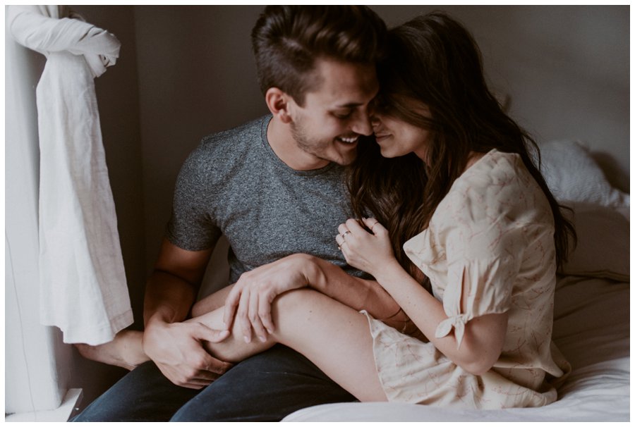 cozy-in-home-session-white-bed-brown-tones-indie-couple_0022