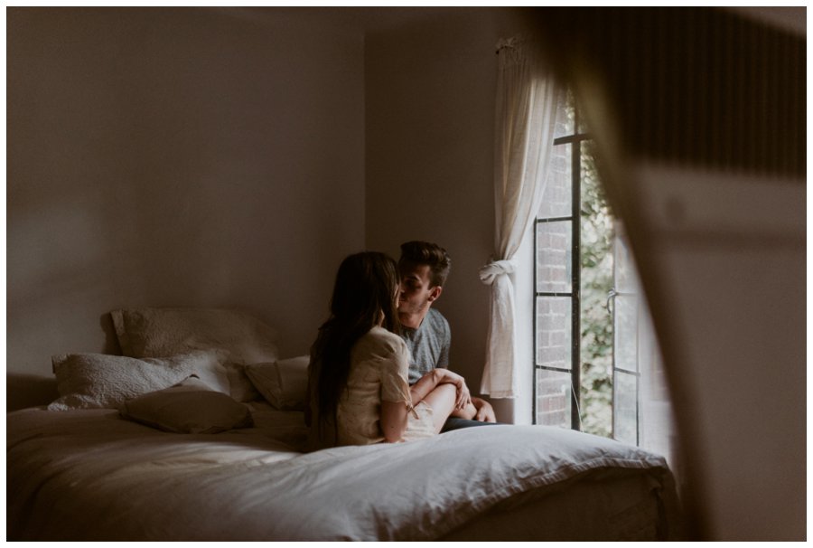 cozy-in-home-session-white-bed-brown-tones-indie-couple_0023