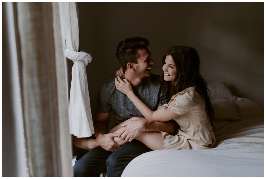 cozy-in-home-session-white-bed-brown-tones-indie-couple_0024