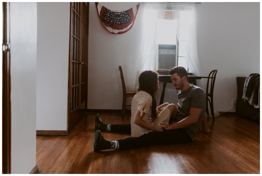 cozy-in-home-session-white-bed-brown-tones-indie-couple_0025