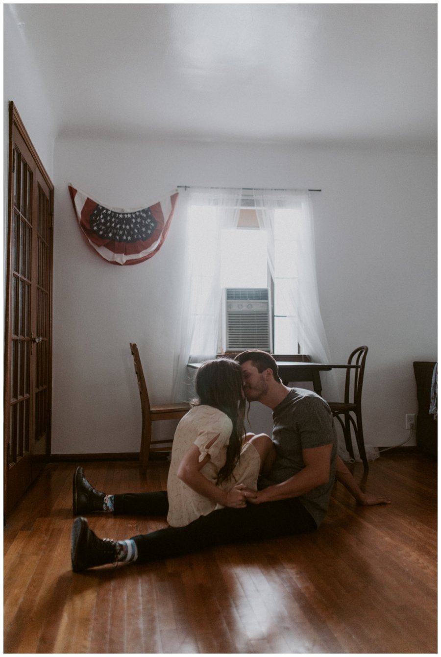 cozy-in-home-session-white-bed-brown-tones-indie-couple_0026