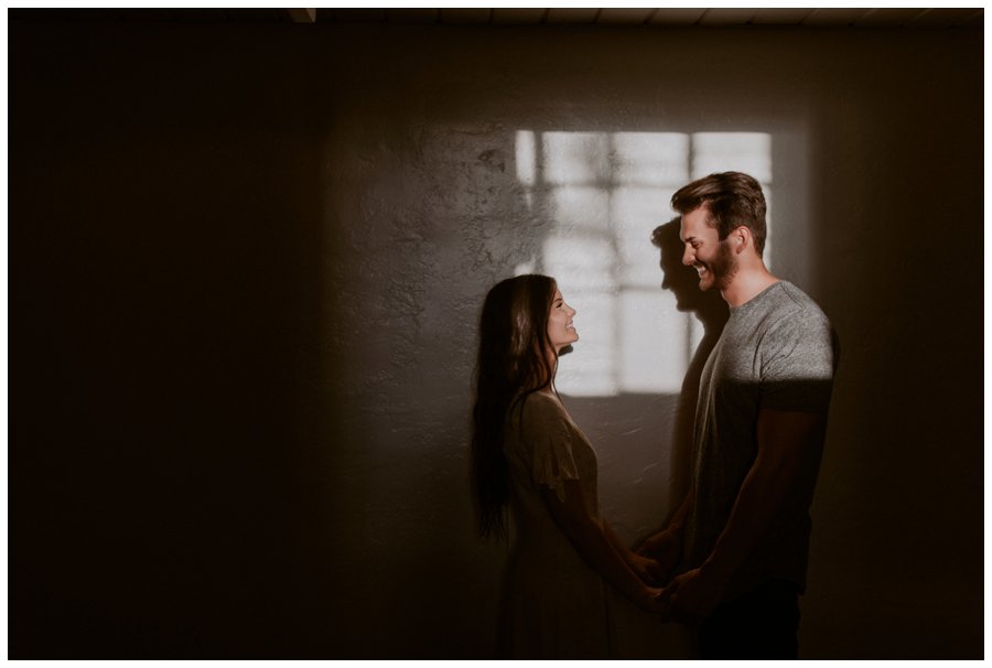 cozy-in-home-session-white-bed-brown-tones-indie-couple_0027