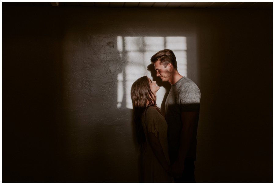 cozy-in-home-session-white-bed-brown-tones-indie-couple_0028