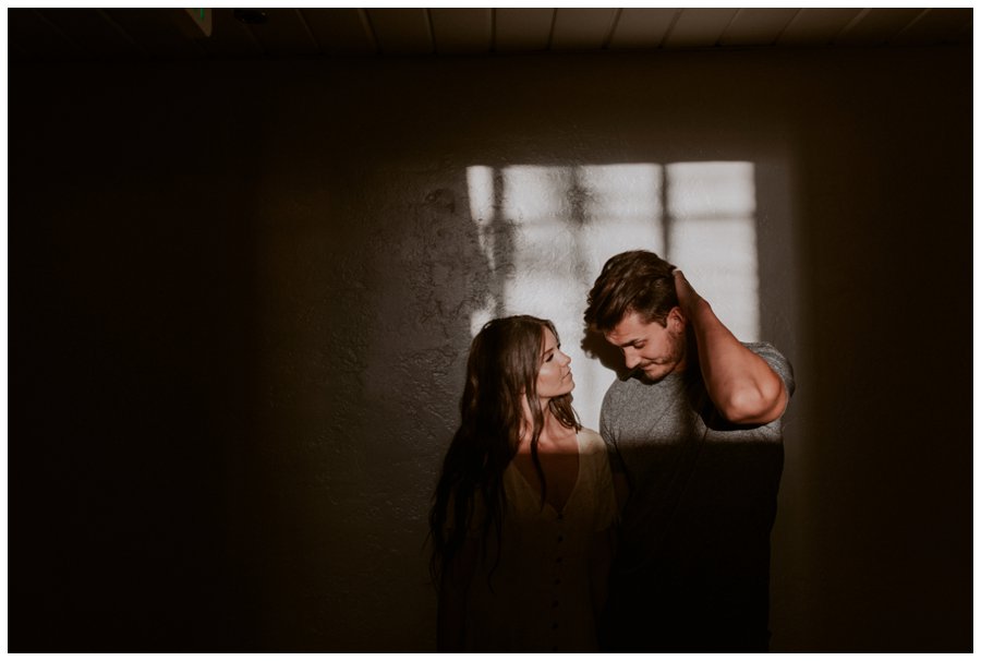 cozy-in-home-session-white-bed-brown-tones-indie-couple_0029